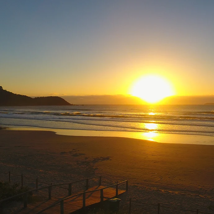 Vista da praia e do mar em Bombinhas, Santa Catarina